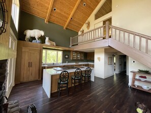 Fridge, microwave, oven, stovetop - Majestic lodge in the heart of Nevada's Great Basin (Ely)