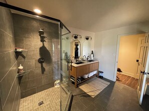 Dusche, Haartrockner, Handtücher, Seife