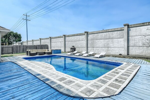 Una piscina al aire libre