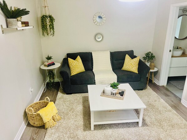 Living area - 3 BedroomHIDDEN GEM , WALKING DISTANCE TO FALLS (Niagara Falls)