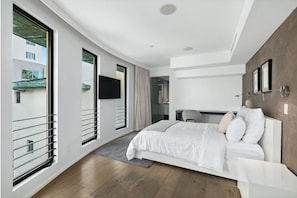 3 habitaciones, escritorio y tabla de planchar con plancha