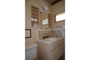 Regadera, toallas, papel de baño 