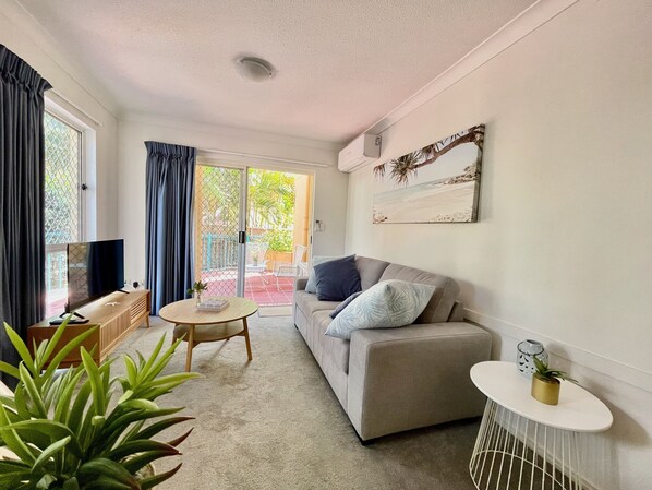 Smart TV - Cozy & Convenient 1BR Aptm, Steps from Everything! (Surfers Paradise)