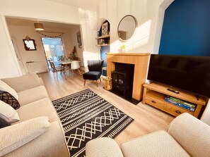 TV connectée, cheminée, livres