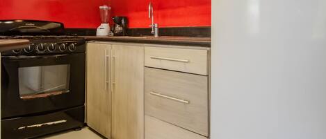 Refrigerador, microondas, horno y parrilla de estufa