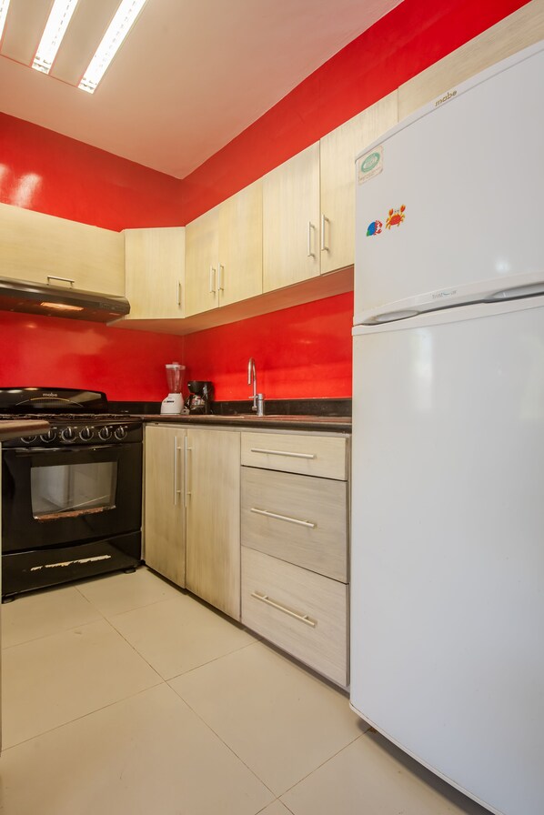 Refrigerador, microondas, horno y parrilla de estufa