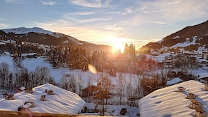A snowy mountain landscape with cabins and a clear sky. - 1 RC Gentianes - (Megève)