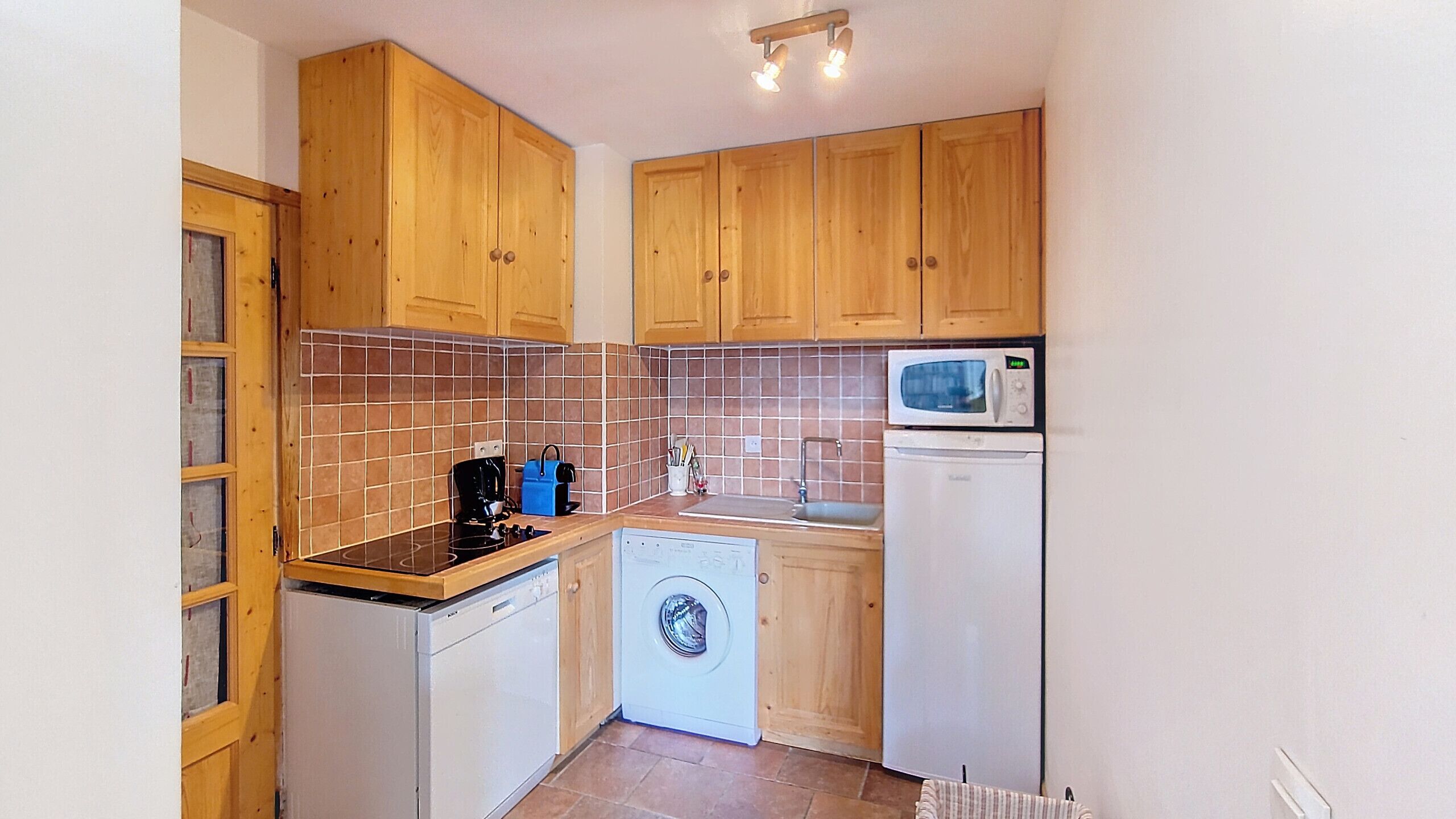 Kjøleskap, mikrobølgeovn, ovn og oppvaskmaskin