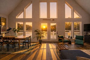 Una televisión, un reproductor de DVD, libros, una videoteca