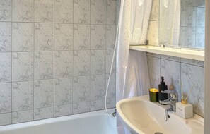 Baignoire, sèche-cheveux