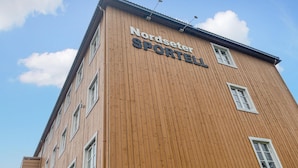 Un edificio con un letrero que dice "Nordic Sportell".