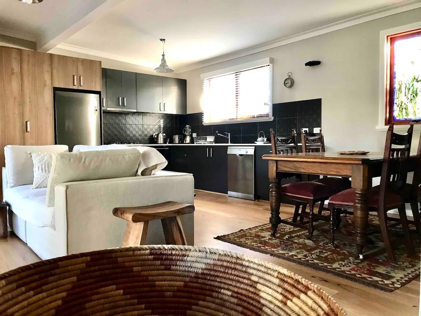 Una Smart TV, un reproductor estéreo, una oficina