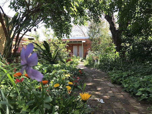 CBD luxury - near cafes, parks & art. Free bikes