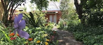 CBD luxury - near cafes, parks & art. Free bikes