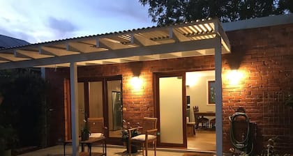 CBD luxury - near cafes, parks & art. Free bikes