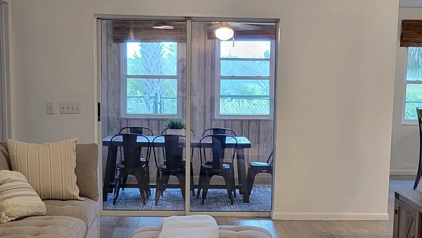 Un salon spacieux avec une table basse en bois, un canapé et un coin repas comprenant des chaises et une table.