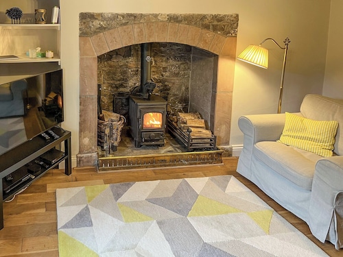 A cosy character 18th century cottage with enclosed garden close to Ullswater.