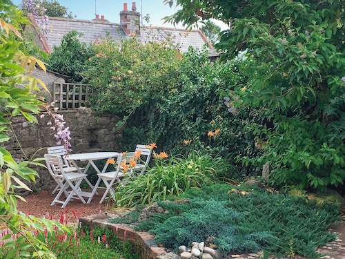 A cosy character 18th century cottage with enclosed garden close to Ullswater.