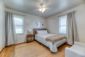 3 Schlafzimmer, Schreibtisch, Bügeleisen/Bügelbrett, Reisekinderbett