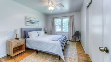 3 bedrooms, desk, iron/ironing board, travel crib