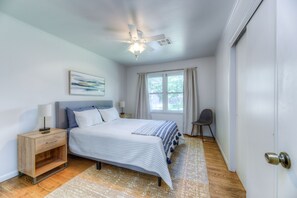 3 bedrooms, desk, iron/ironing board, travel cot