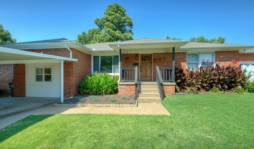 Charming  mid century modern  home  in Midtown
