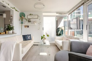 Smart TV, fireplace, video library, offices - The Pond - The Full Package (Vancouver)