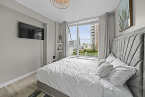 5 bedrooms, desk, iron/ironing board, travel crib - The Pond - The Full Package (Vancouver)