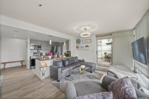 Smart TV, fireplace, video library, offices - The Pond - The Full Package (Vancouver)