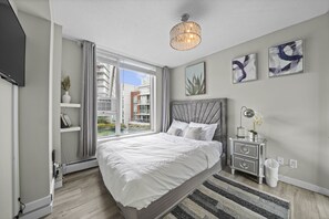 4 bedrooms, desk, iron/ironing board, travel crib - The Pond - The Full Package (Vancouver)