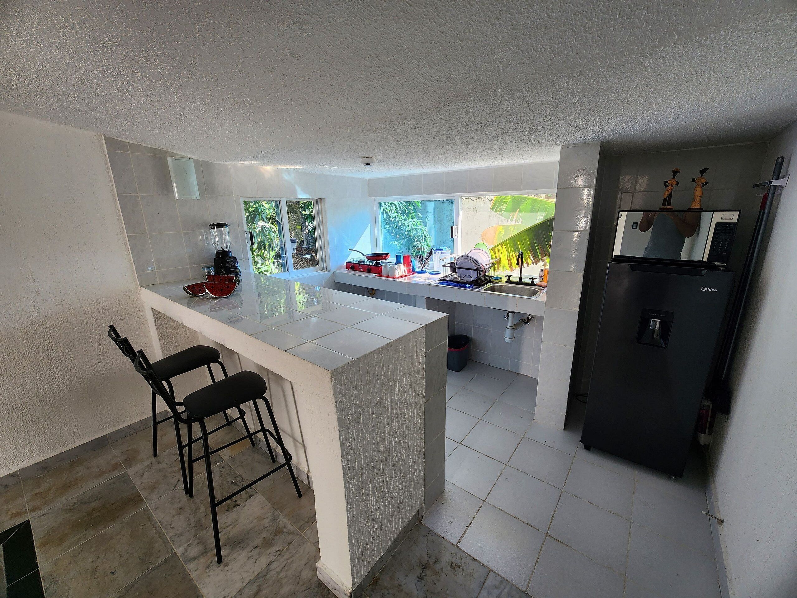 Réfrigérateur, micro-ondes, batterie de cuisine, vaisselle et ustensiles