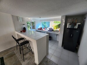 Jääkaappi, mikroaaltouuni, keittoastiat/astiat/ruokailuvälineet