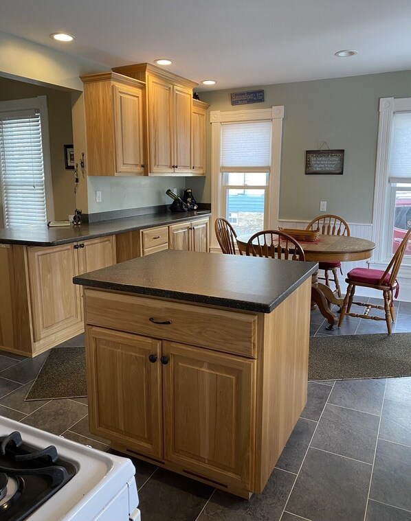 Jääkaappi, mikroaaltouuni, uuni, liesi