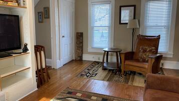 Télévision, lecteur de DVD, livres