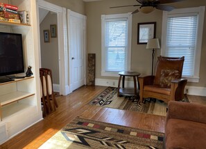 Televisio, DVD-soitin, kirjoja