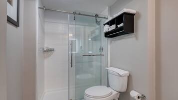 Grand-Studiosuite, Mehrere Betten, Nichtraucher, Kühlschrank und Mikrowelle | Badezimmer | Dusche, kostenlose Toilettenartikel, Handtücher, Seife