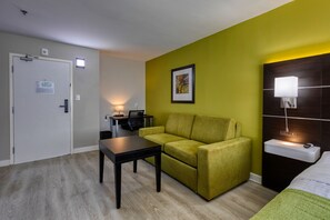 Studio, 1 suuri parisänky ja vuodesohva, tupakointi kielletty, jääkaappi ja mikroaaltouuni | Tempur Pedic -patjalliset sängyt, työpöytä