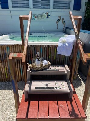 Outdoor spa tub