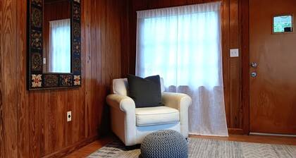 Briarcliff Cottage · Cozy 1950s Home Near Downtown
