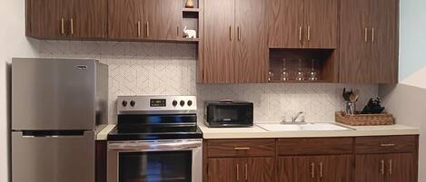 Réfrigérateur, micro-ondes, four, plaque de cuisson