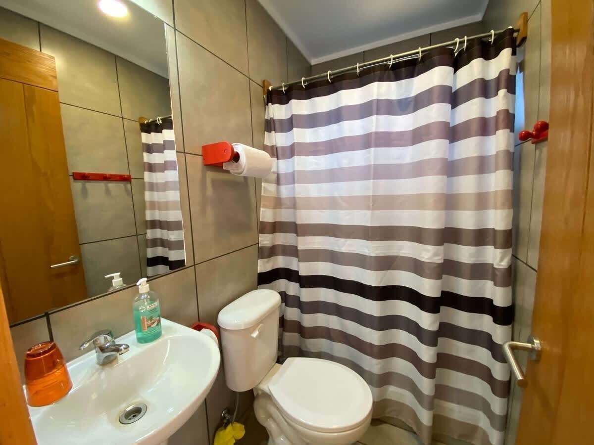 Een douche, een haardroger, handdoeken