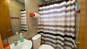 Een douche, een haardroger, handdoeken