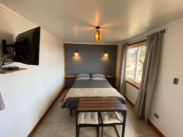 1 habitación, tabla de planchar con plancha, wifi gratis y ropa de cama 