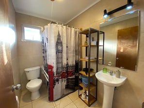Douche, sèche-cheveux, serviettes fournies
