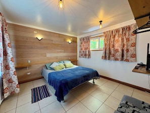 1 chambre, bureau, fer et planche à repasser, Wi-Fi