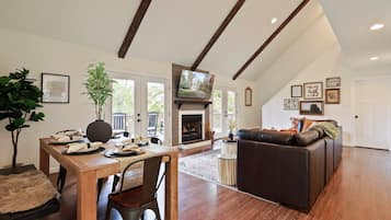 Smart TV, fireplace