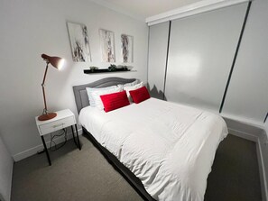 1 室のベッドルーム、デスク、アイロン / アイロン台、旅行用ベビーベッド