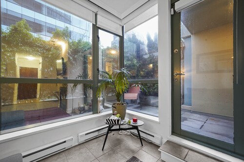 Urban Oasis! Sleeps 4/Big Private Patio/Fast Wifi