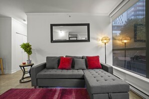 Een smart-tv, een open haard en een filmbibliotheek