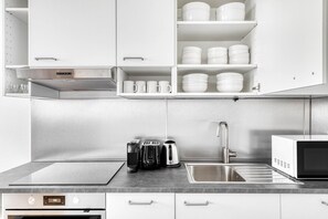 Kühlschrank, Mikrowelle, Ofen, Herdplatte